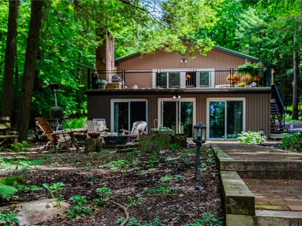 1275 Peninsula Dr, Central City, PA 15926