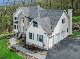 10 Meredith Ct, Oak Ridge, NJ 07438