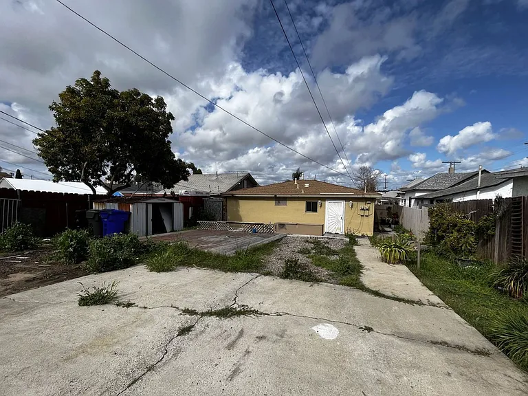 2085 Franklin Ave — Photo 13