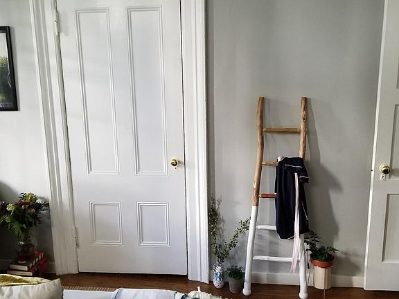 2nd image of 2514 Pine St #2