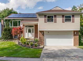 8 Lindon Ln, Vernon Hills, IL 60061