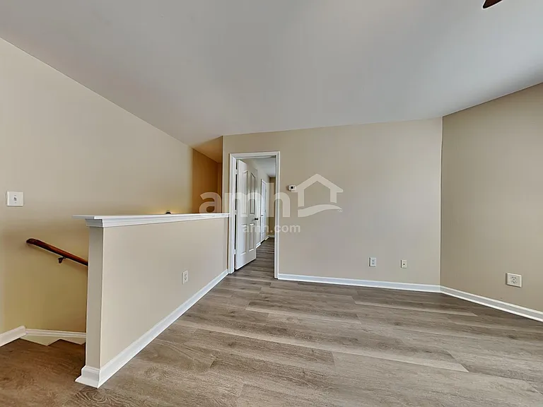 533 Wrayhill Dr — Photo 10