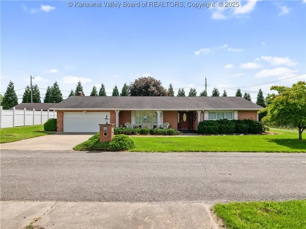 96 Bridge St, Winfield, WV 25213