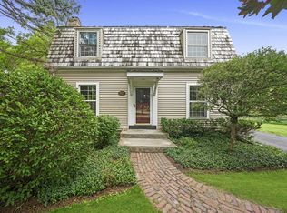 821 NE Holcomb Dr, Mundelein, IL
