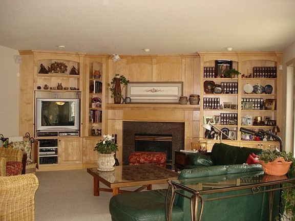 Family Room--Built-ins 