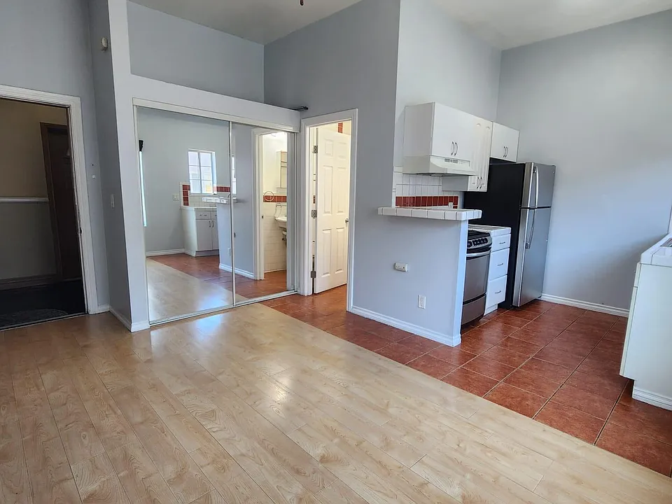 1102 Elden Ave #14
