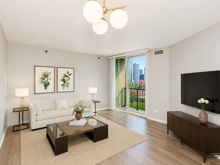 600 N Kingsbury St #1014 — Photo 2