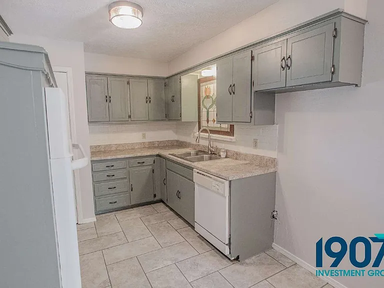 1041 SW 2nd St — Photo 10