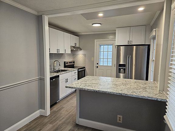 Kitchen and eat-in Island