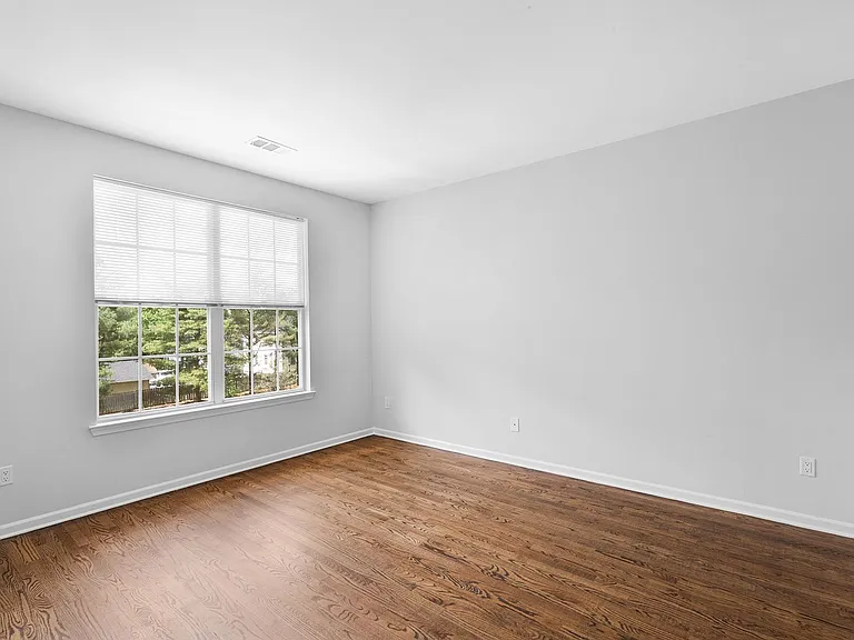 Columbia Court — Photo 36