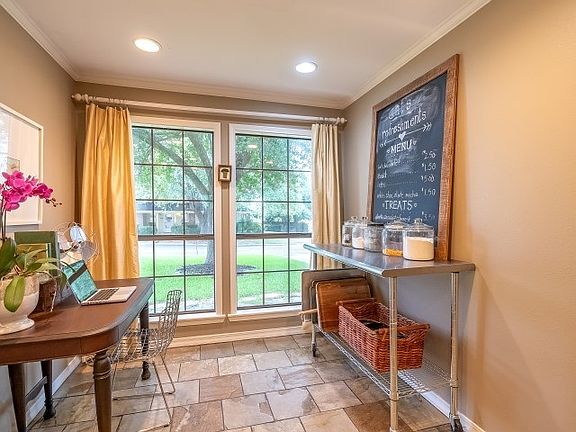 5th image of 204 Hidden Lake Dr