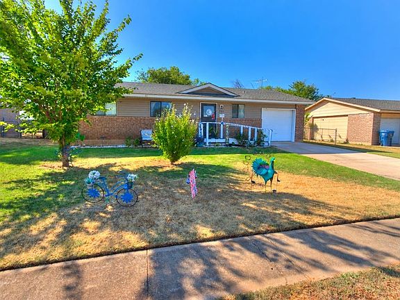 3rd image of 604 Meadowlake Dr