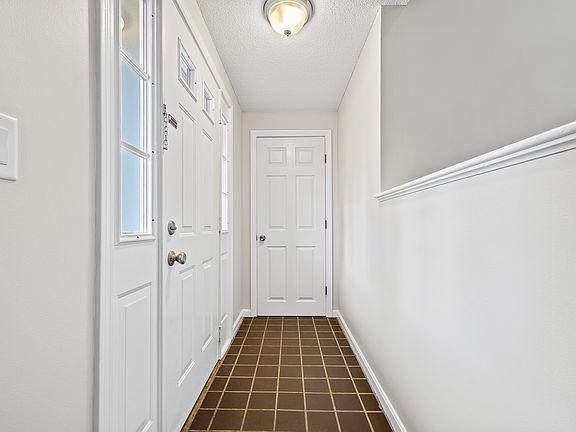 3rd image of 19 Birkdale Cir