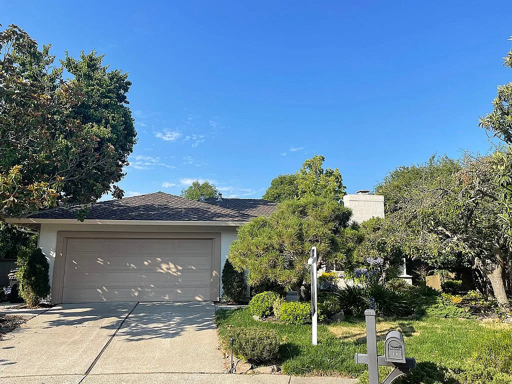 310 Arlington Ct photo 1