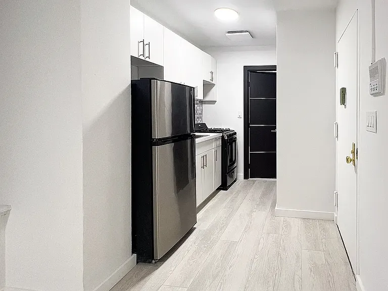 226 E 14th St #1T — Photo 1
