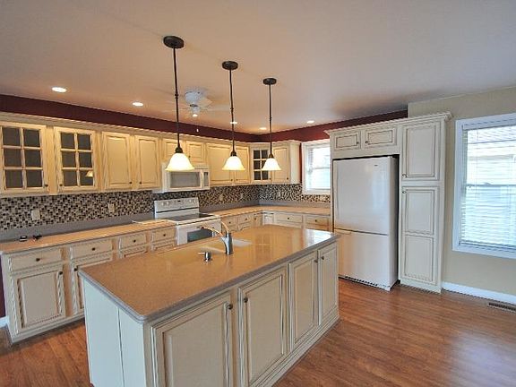 5th image of 12 Woodland Ct
