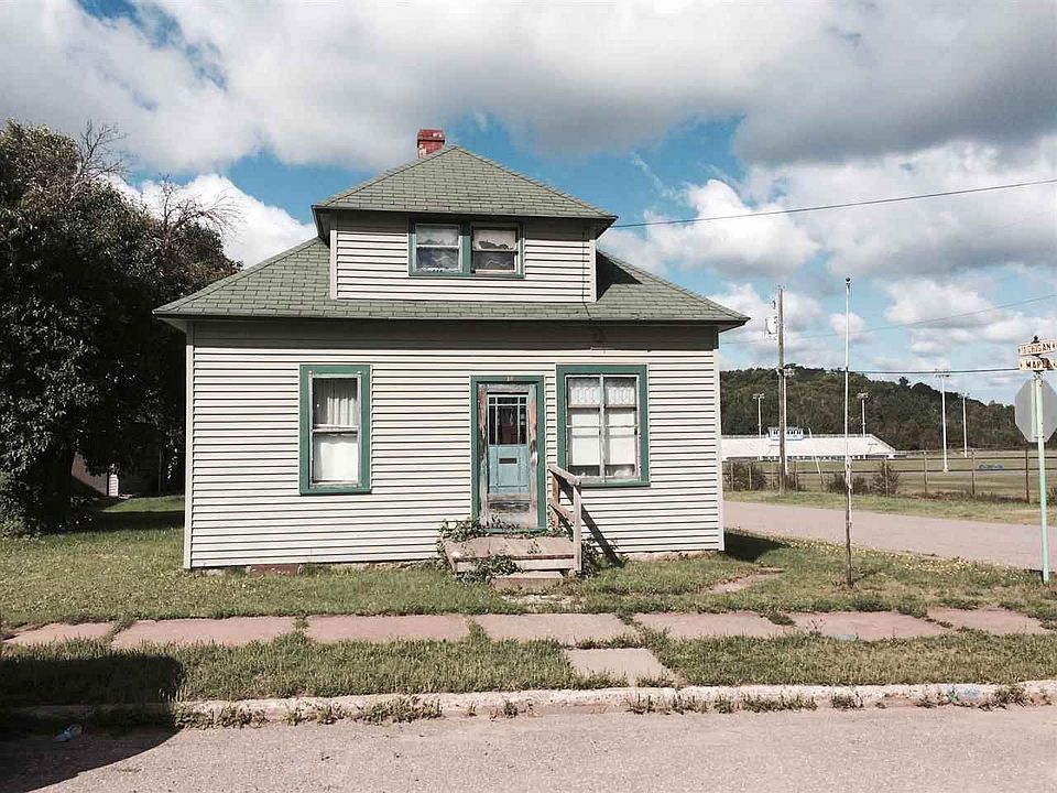 2nd image of 819 Maple St