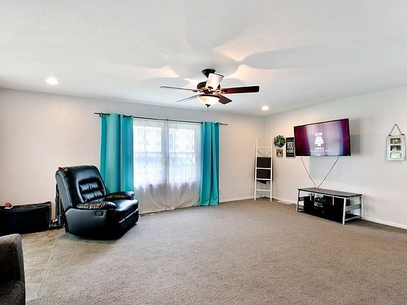 5th image of 300 Sherwood Dr