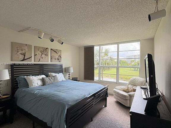 4th image of 555 Oaks Ln