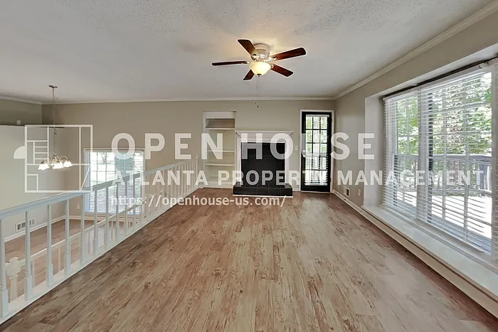 345 Deerwood Dr — Photo 3