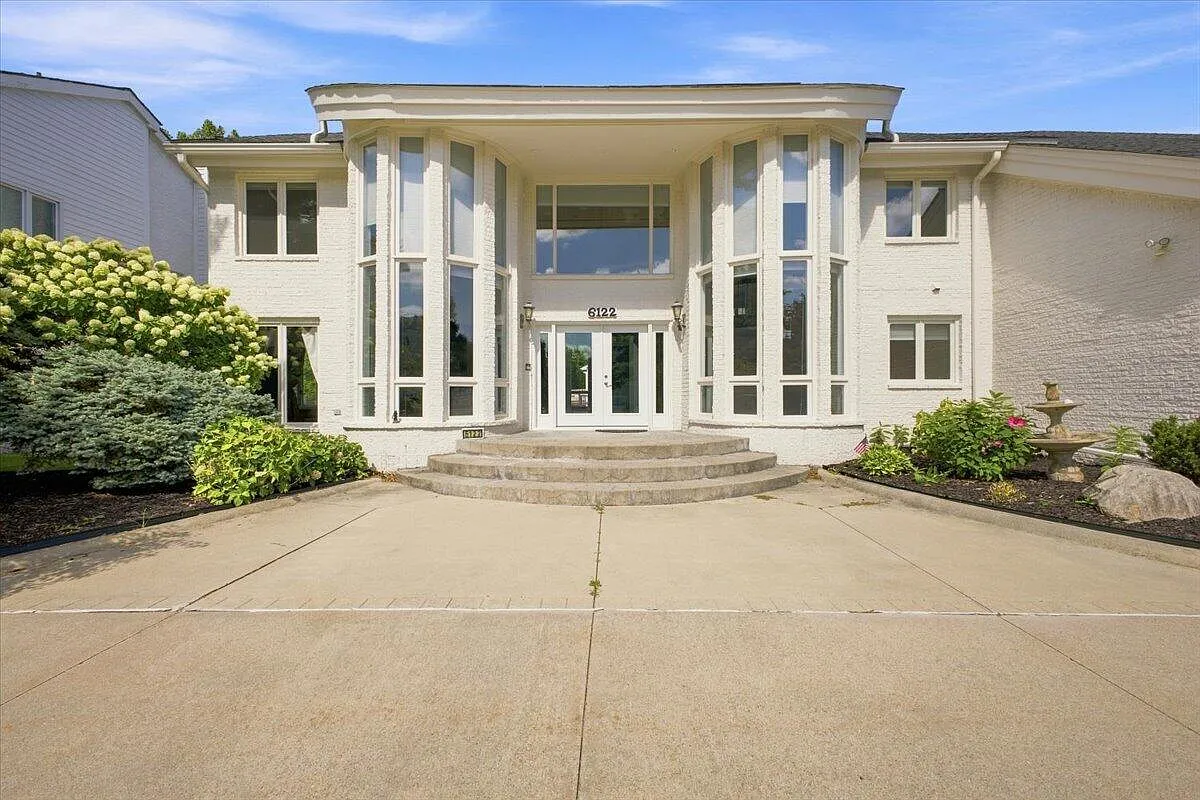 4 bed, 4.5 bath, 7074 sqft, $7,500 — Photo 4
