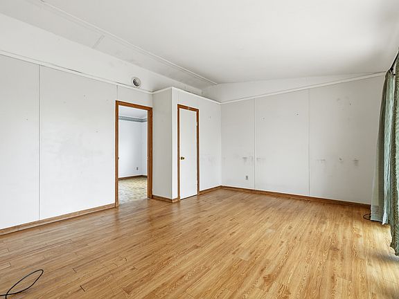 4th image of 1044 Center St