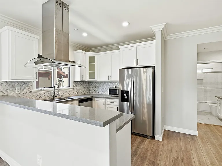 1822 S Harvard Blvd — Photo 3