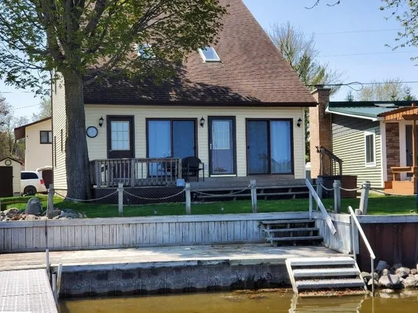 5402 W Lake Shore Dr, Weidman, MI 48893