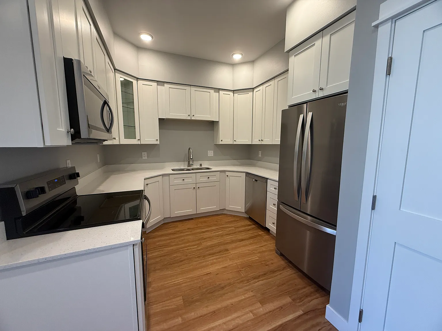 1 bed, 576 sqft, $1,900 — Photo 3