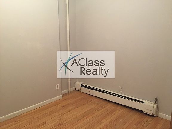 4th image of 3054 Steinway St #2R
