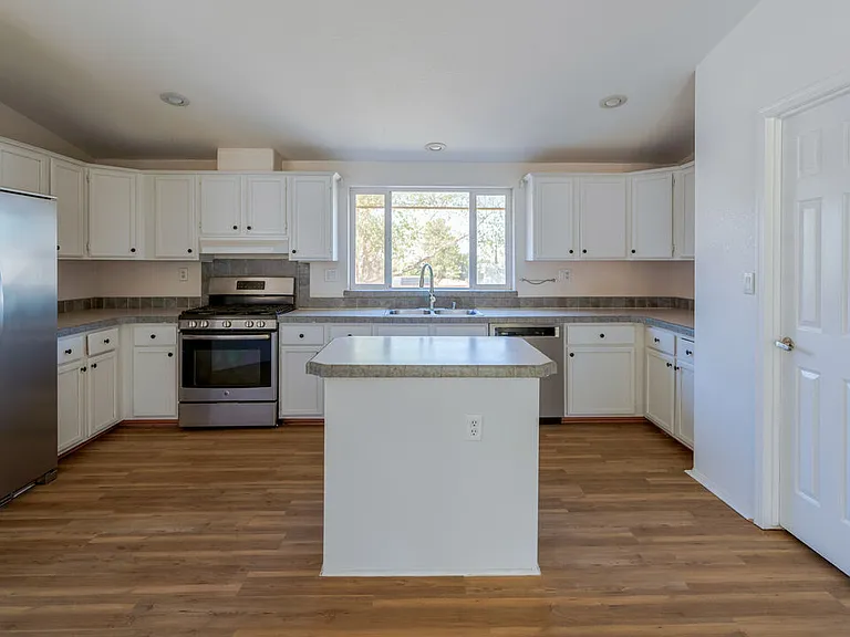 25120 Charina Ln — Photo 3