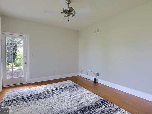 5th image of 1234 Cameron Dr