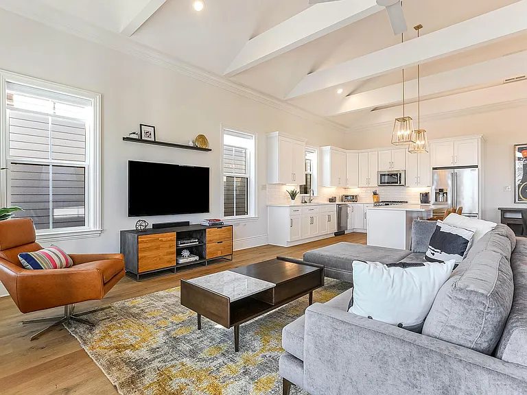 2406 Valence St — Photo 4