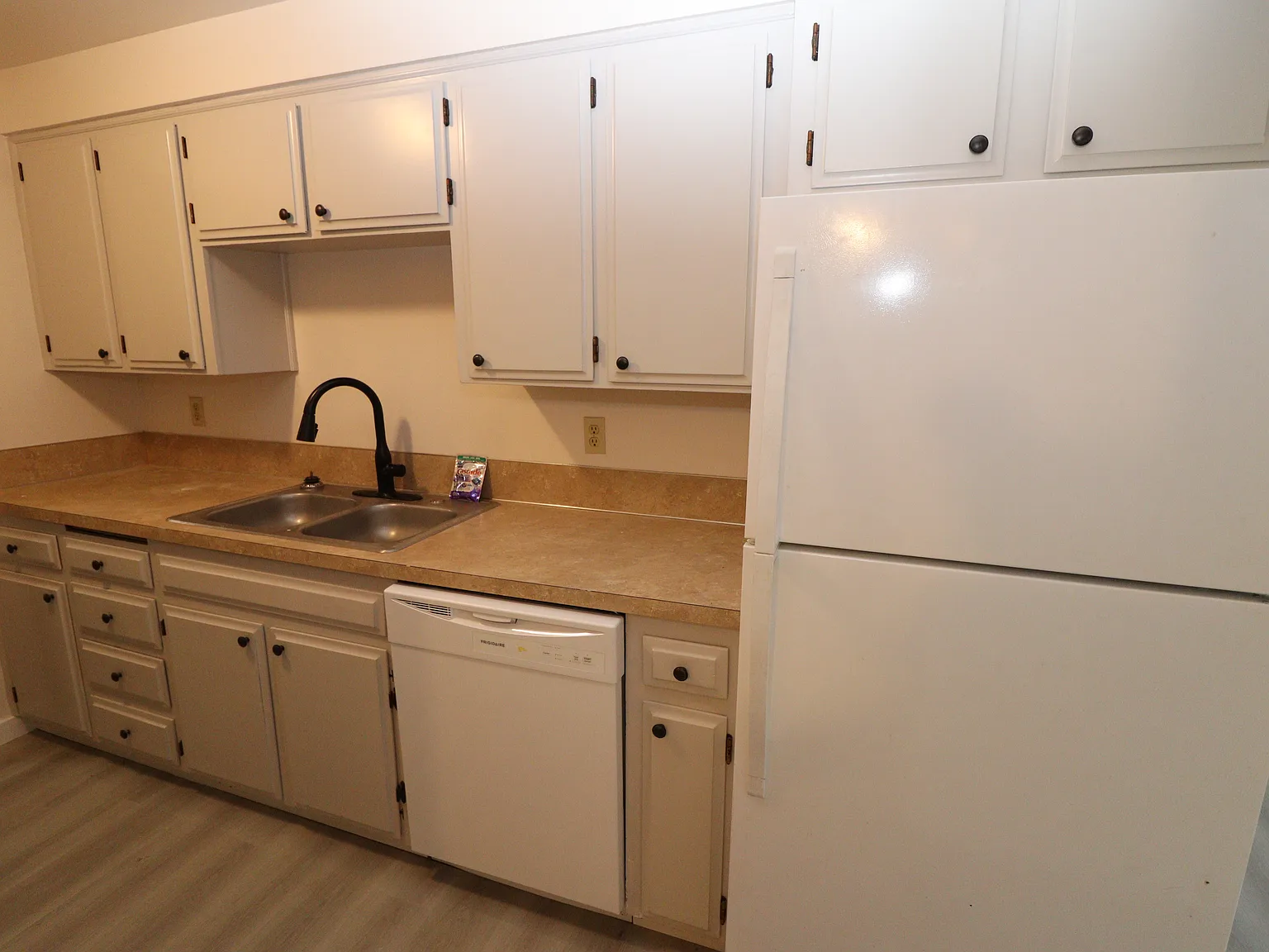 3 bed, 1070 sqft, $1,849 — Photo 3