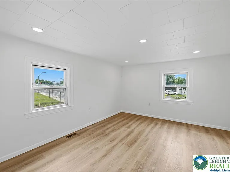 326 Main St — Photo 14