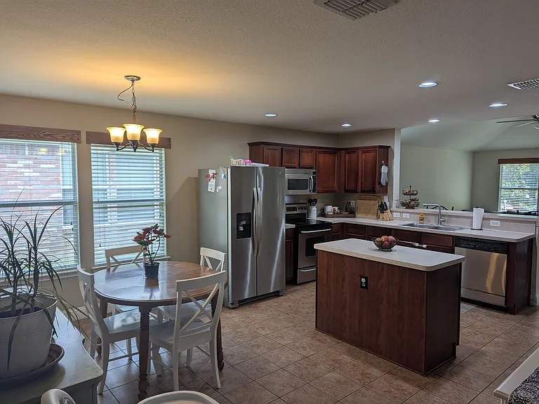 1217 Oak Hollow Ln — Photo 4
