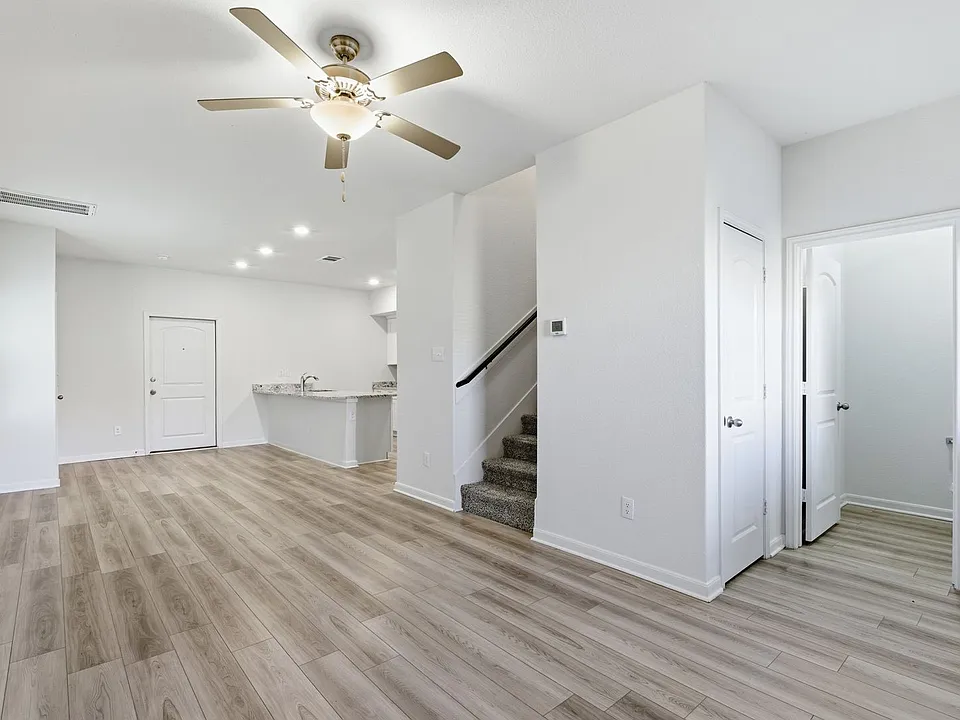 402 Marsh Ln