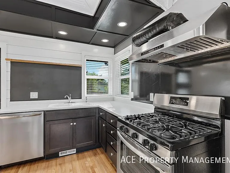 902 Dilger Ave — Photo 5