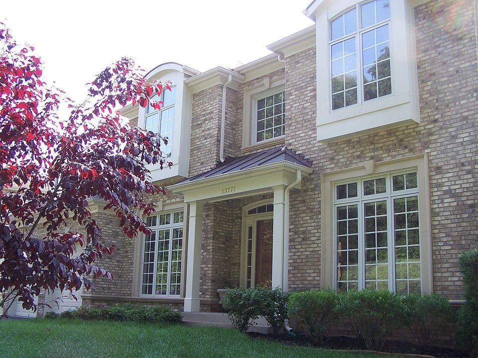Beautiful brick home surrounded by Fairfax Cty Parkland 