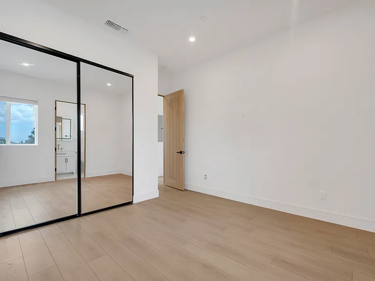 16510 San Fernando Mission Blvd — Photo 10