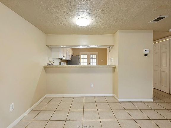 3rd image of 932 Navidad St