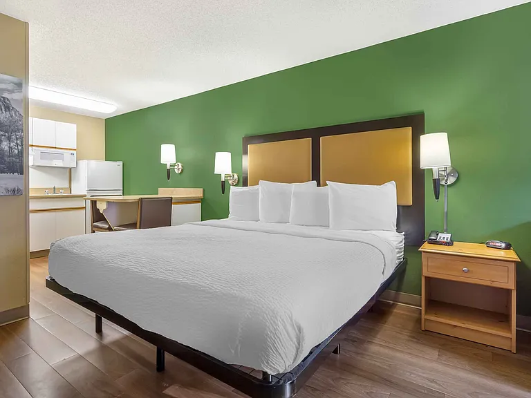 Deluxe Studio - 1 King Bed
