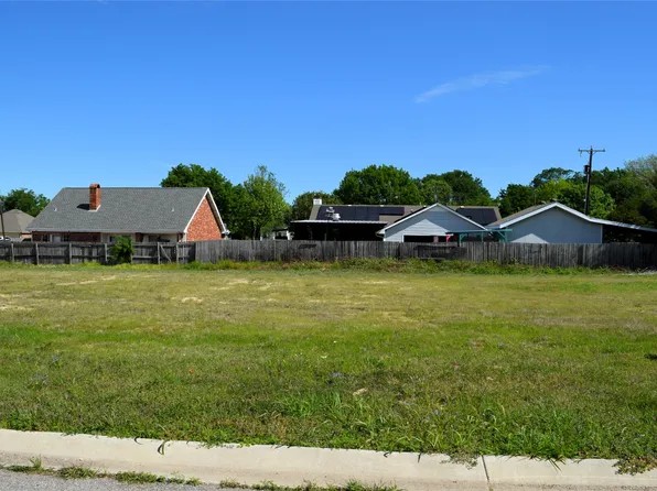 304 Preston Rd, Mabank, TX 75147