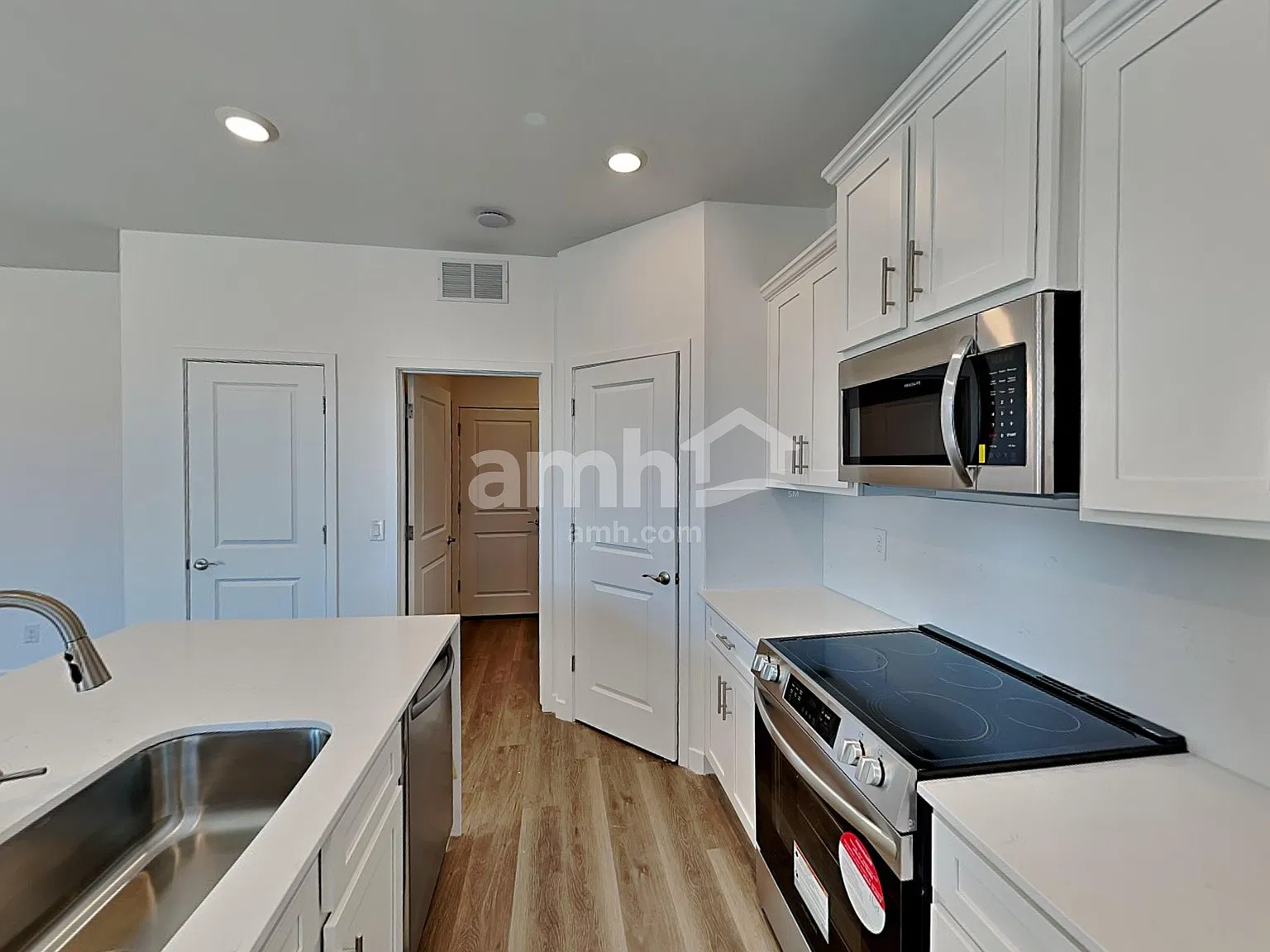 3 bed, 2.5 bath, 1646 sqft, $2,170 — Photo 3