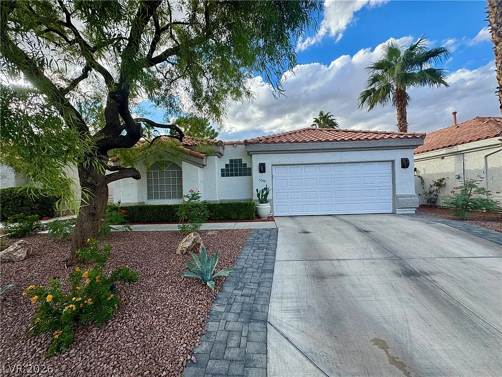 3 bed, 2.0 bath, 1742 sqft, $2,375 — Photo 2