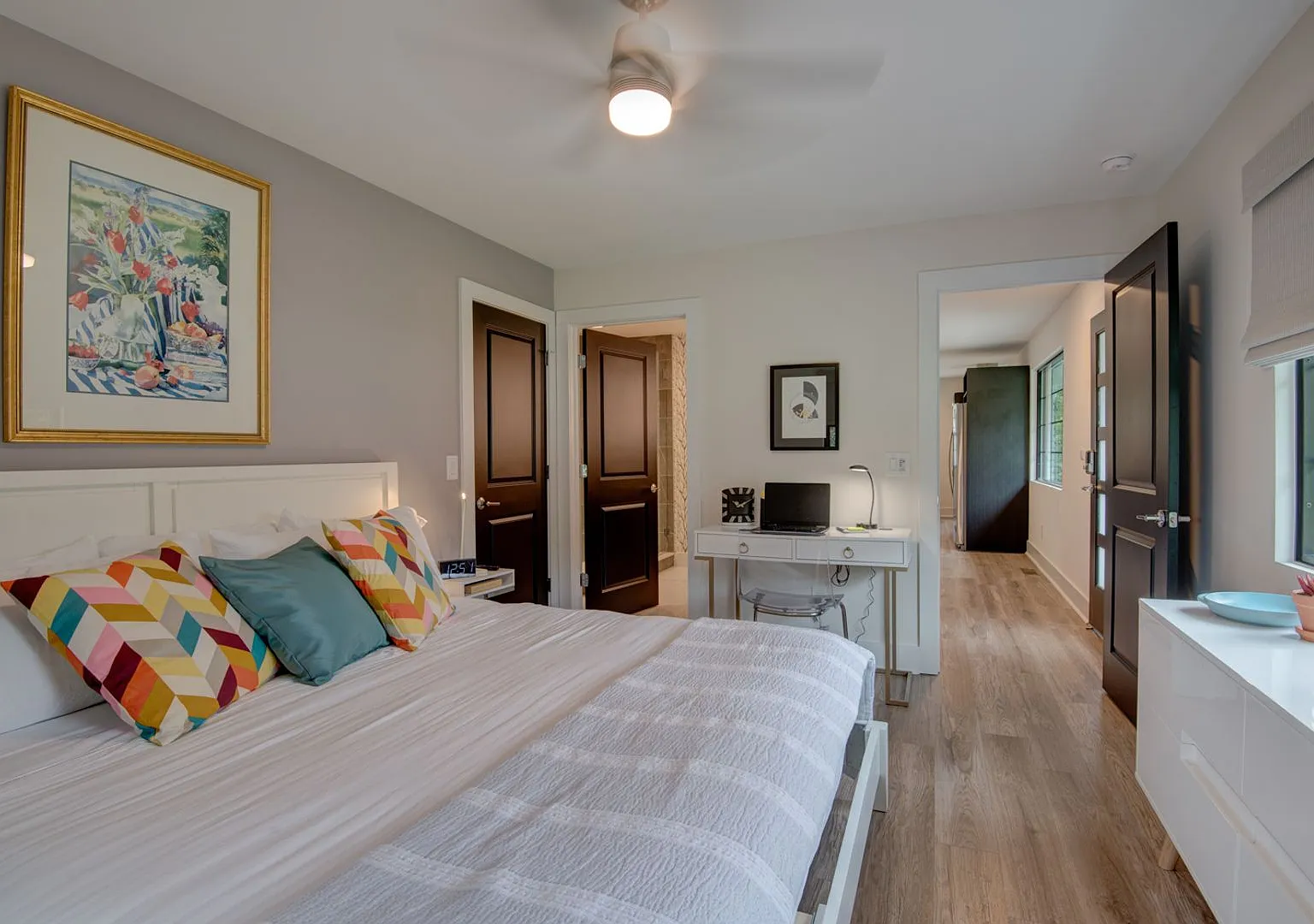 Your Modern Retreat Awaits Spacious, Fully Furnished & All Utilities Included — Photo 3