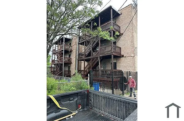 Building Photo - 613 E 65th St
