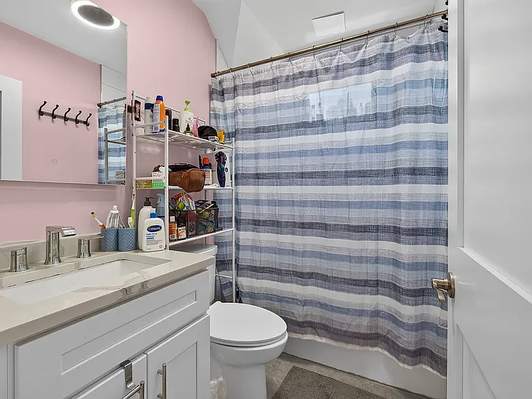 2nd bathroom (common)