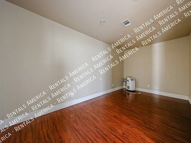 2211 W Olive Way — Photo 33