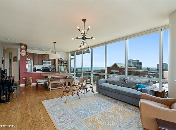 2nd image of 1629 S Prairie Ave Unit 2506